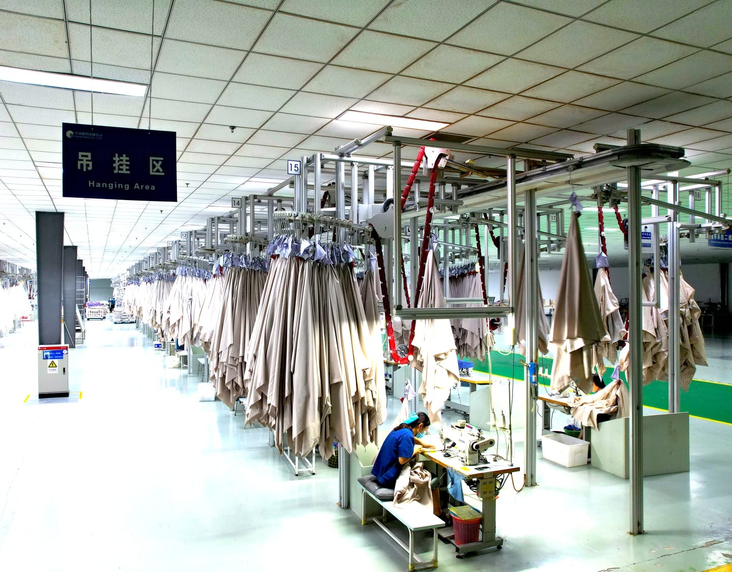 Conveyor aisle of the CleverMax hanger system running through the workshop