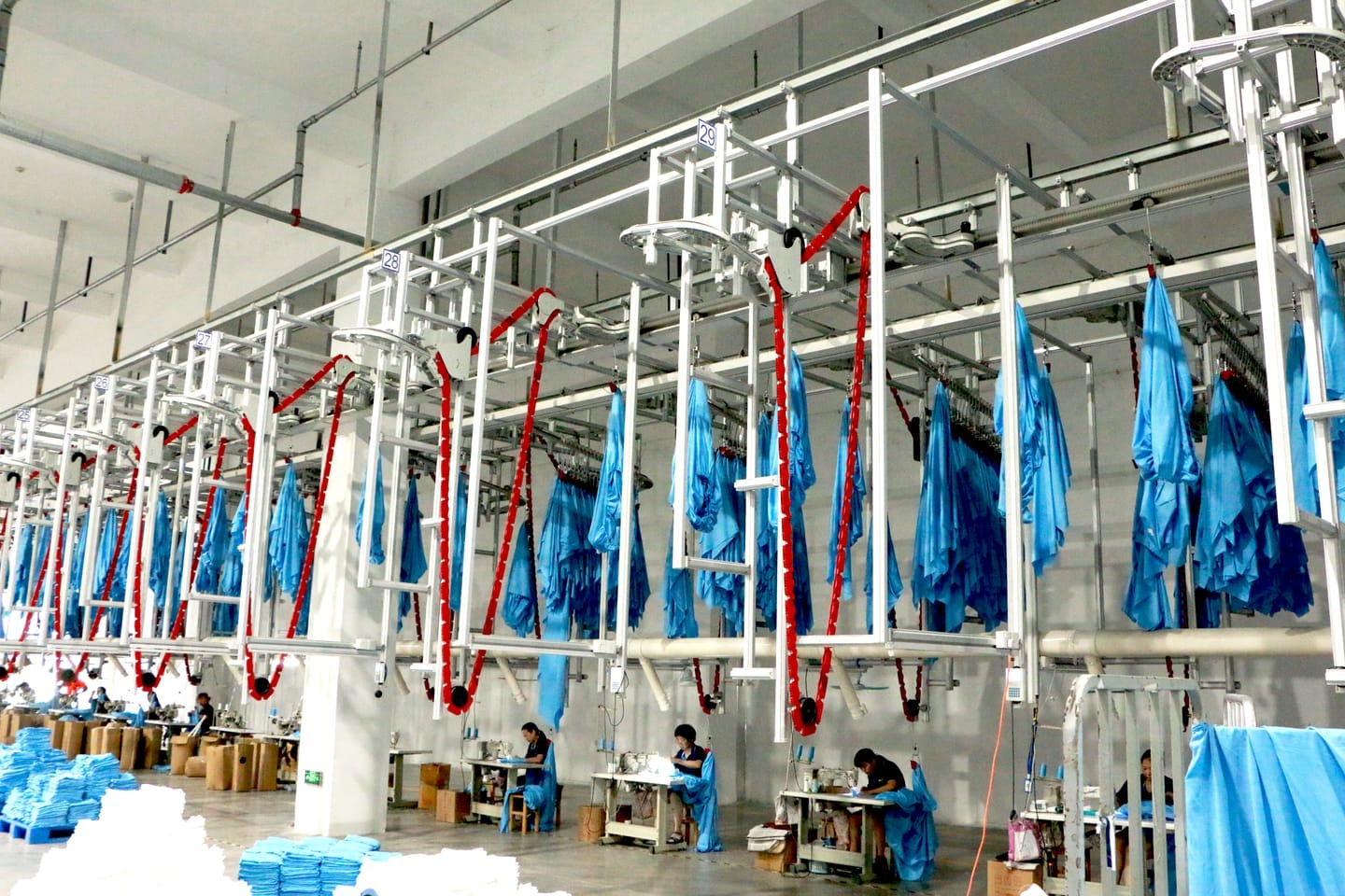 Conveyor rail of the CleverMax hanger system running through the workshop