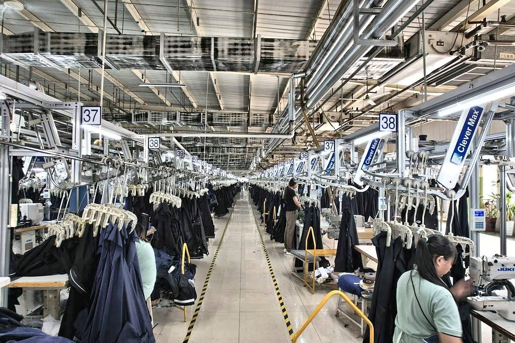 Apparel — CleverMax hanger system industry application